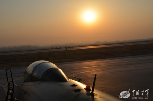 蘭空重型殲11掛俄制近距中距格斗導(dǎo)彈緊急出動(dòng)