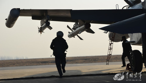 蘭空重型殲11掛俄制近距中距格斗導(dǎo)彈緊急出動(dòng)