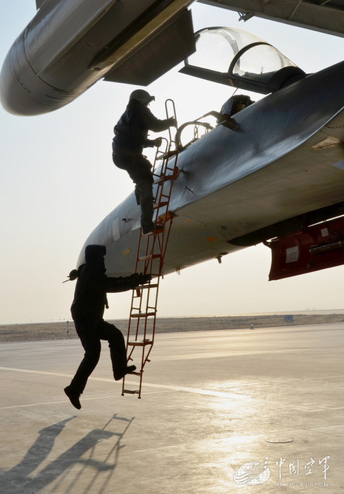 蘭空重型殲11掛俄制近距中距格斗導(dǎo)彈緊急出動