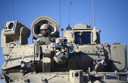 外形威猛：美國(guó)陸軍M2A3戰(zhàn)車群戈壁實(shí)戰(zhàn)演練