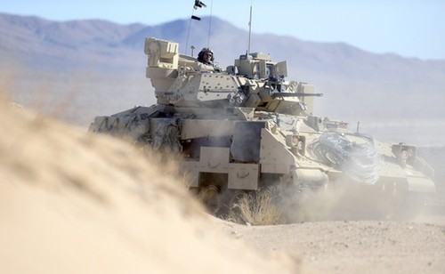 外形威猛:美國(guó)陸軍M2A3戰(zhàn)車群戈壁實(shí)戰(zhàn)演練
