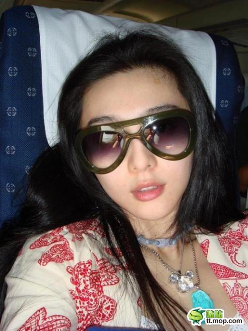 瞿穎現(xiàn)身機(jī)場無星味 女星機(jī)場真容照大PK