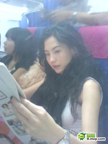 瞿穎現(xiàn)身機場無星味 女星機場真容照大PK