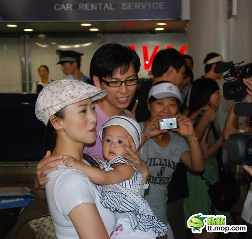 瞿穎現(xiàn)身機(jī)場(chǎng)無(wú)星味 女星機(jī)場(chǎng)真容照大PK