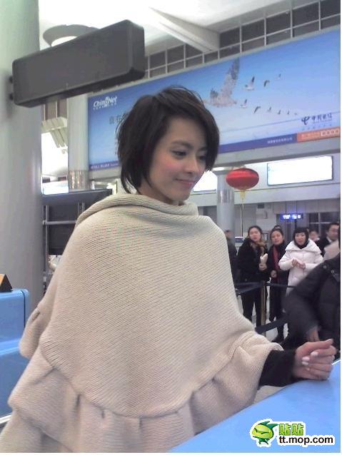瞿穎現(xiàn)身機場無星味 女星機場真容照大PK