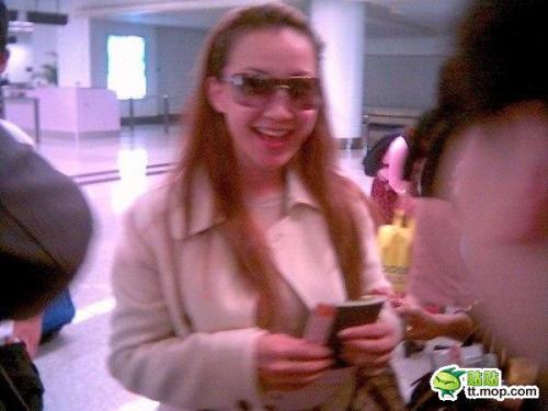 瞿穎現(xiàn)身機(jī)場無星味 女星機(jī)場真容照大PK