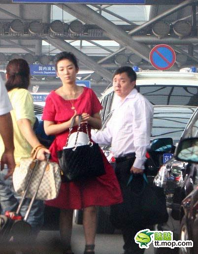 瞿穎現(xiàn)身機(jī)場無星味 女星機(jī)場真容照大PK