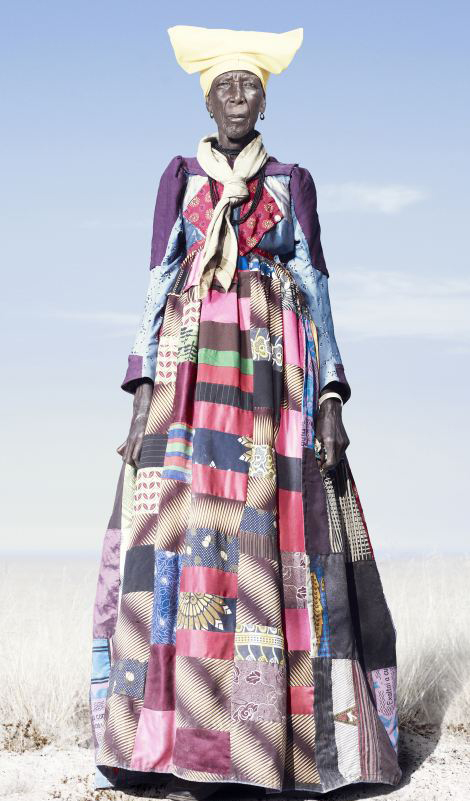 非洲部族仍穿戴19世紀(jì)服飾 銘記種族血淚歷史