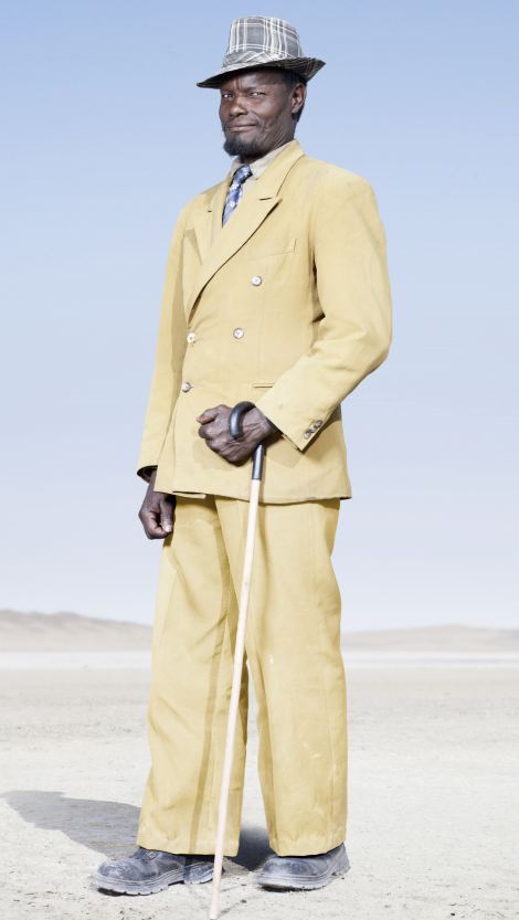 非洲部族仍穿戴19世紀(jì)服飾 銘記種族血淚歷史