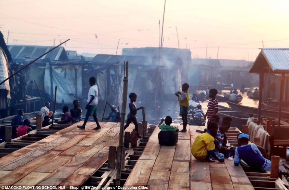 尼日利亞建水上漂浮學校 操場、綠地可納百名學生