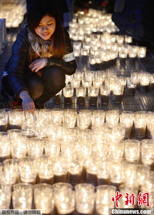 大批日本民眾重回災(zāi)區(qū) 紀念
