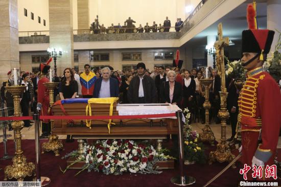 查韋斯遺體未及時(shí)處理 或無(wú)法長(zhǎng)久保存供瞻仰(圖)