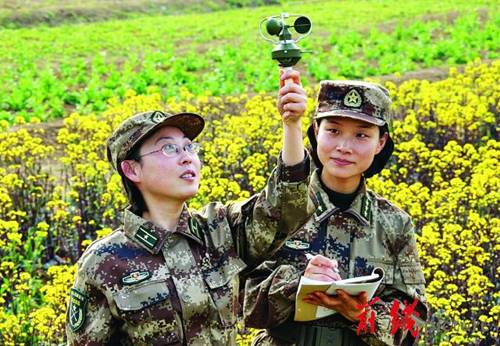 南京軍區(qū)某女子氣象班把脈風(fēng)云