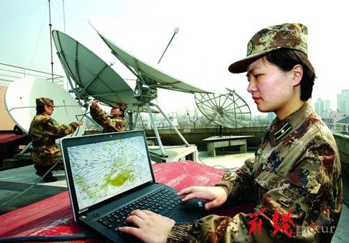 南京軍區(qū)某女子氣象班把脈風(fēng)云