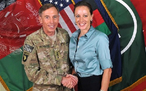 美“偷情局長(zhǎng)”彼得雷烏斯首次公開(kāi)道歉 或重返政壇