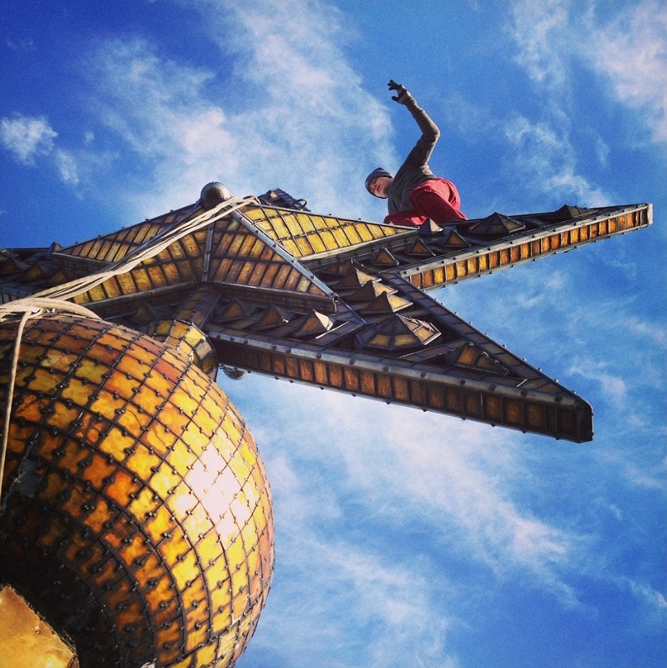 驚險(xiǎn)!烏克蘭“蜘蛛俠”單手懸掛摩天大樓