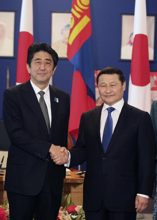安倍與蒙古總理會談 稱將就資源開發(fā)強(qiáng)化合作