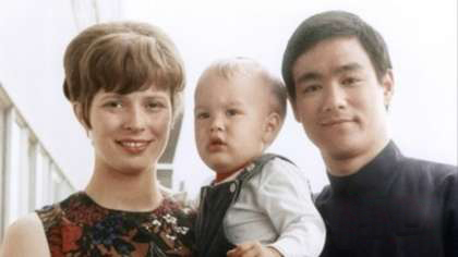 臺媒:李小龍獲英國“亞洲人大獎” 遺孀代領(lǐng)獎(圖)