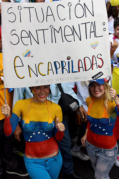 委總統(tǒng)大選在即口水仗正酣 數(shù)十萬(wàn)人集會(huì)支持反對(duì)派