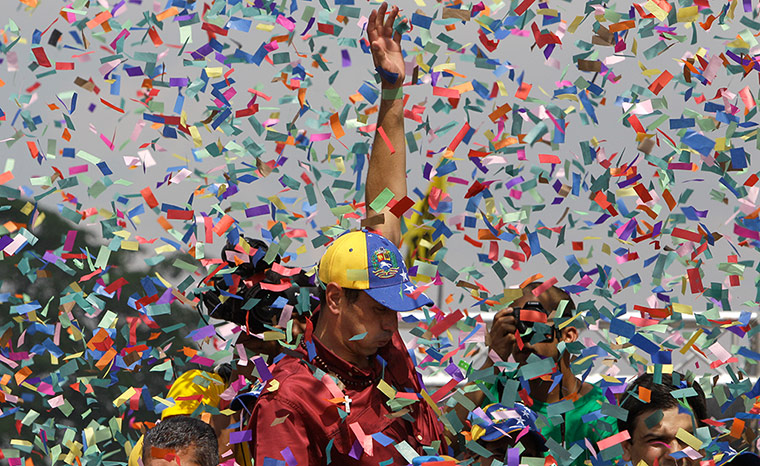 委總統(tǒng)大選在即口水仗正酣 數(shù)十萬人集會支持反對派