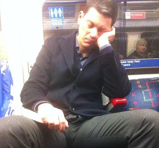 英國(guó)前外交大臣赴美發(fā)展 攜妻兒乘地鐵做慈善掙大錢(qián)