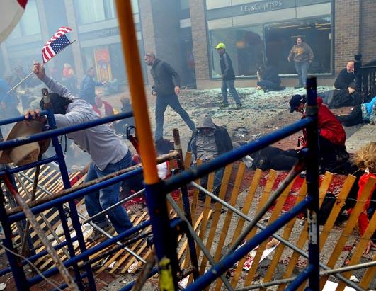 圖解波士頓馬拉松爆炸案 現(xiàn)場(chǎng)一片狼藉