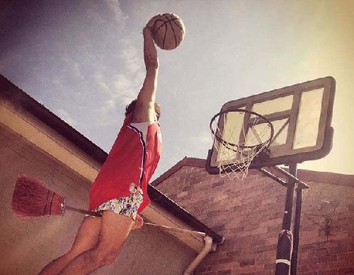 人人都是魔法師！哈利波特迷騎掃把照風靡網(wǎng)絡(luò)