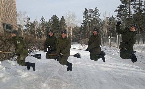 人人都是魔法師！哈利波特迷騎掃把照風(fēng)靡網(wǎng)絡(luò)