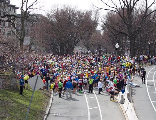 圖解波士頓馬拉松爆炸案 現(xiàn)場一片狼藉