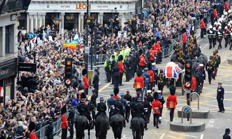 撒切爾葬禮途中遭和平示威 反對(duì)者舉辦慶?；顒?dòng)