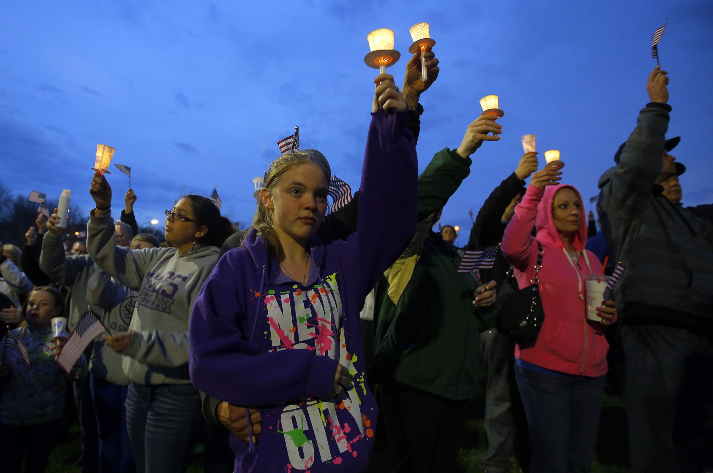 波士頓爆炸裝滿炸藥壓力鍋是“元兇” 現(xiàn)場可疑者照片引熱議