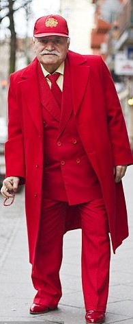 土耳其83歲“潮男”街拍走紅網(wǎng)絡(luò) 衣服每日翻新