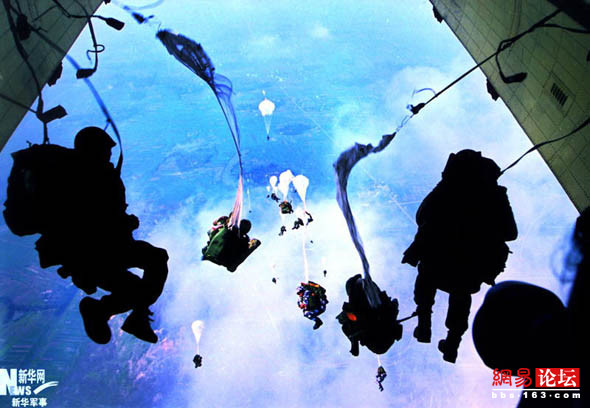 [組圖]曝光大地震中的空中救援部隊