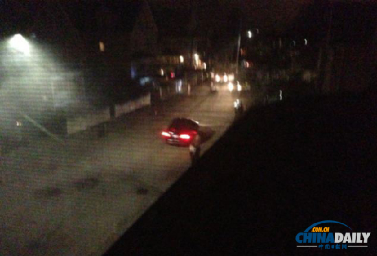 美居民拍下驚心動(dòng)魄槍?xiě)?zhàn) 爆炸案兩嫌犯與警方最后一搏