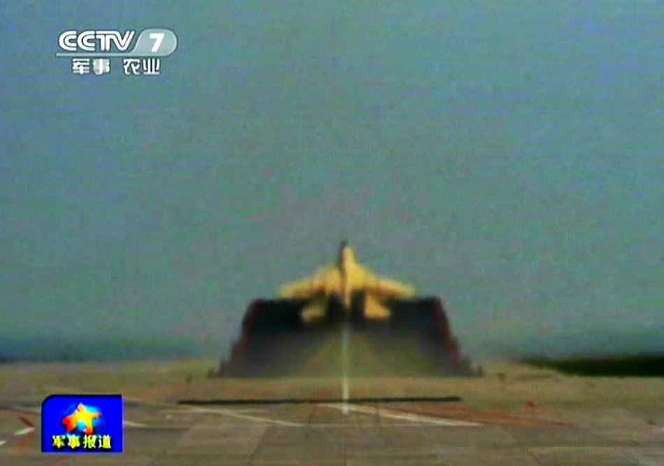 央視揭秘我艦載機訓練基地 飛行員自拍曝光