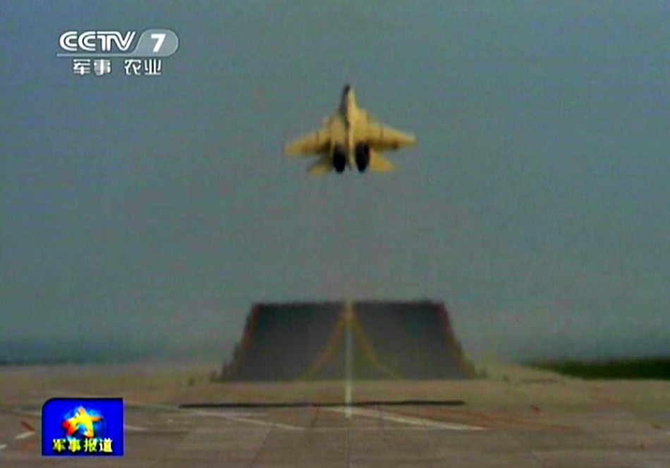 央視揭秘我艦載機訓練基地 飛行員自拍曝光