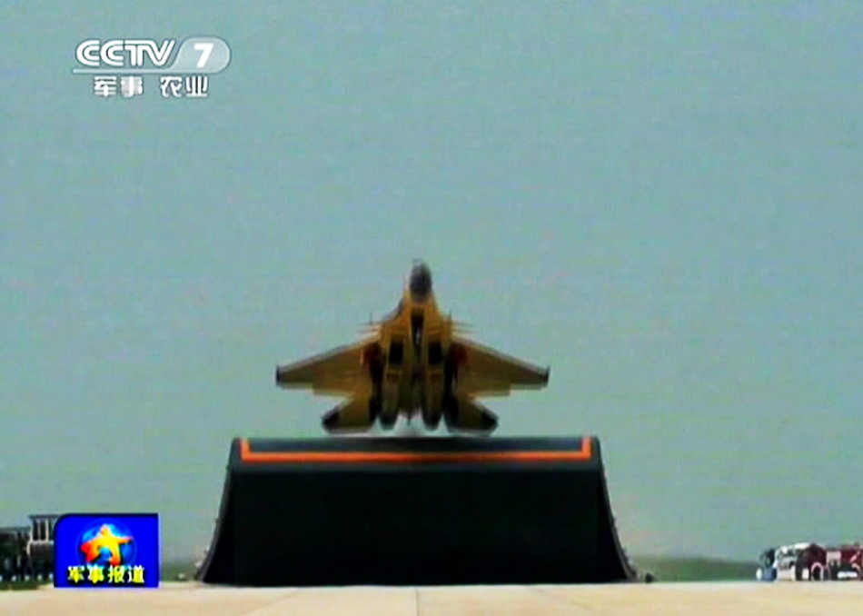 央視揭秘我艦載機(jī)訓(xùn)練基地 飛行員自拍曝光