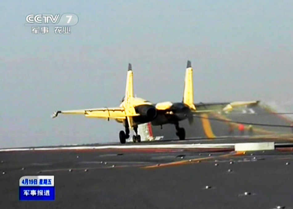 央視揭秘我艦載機(jī)訓(xùn)練基地 飛行員自拍曝光