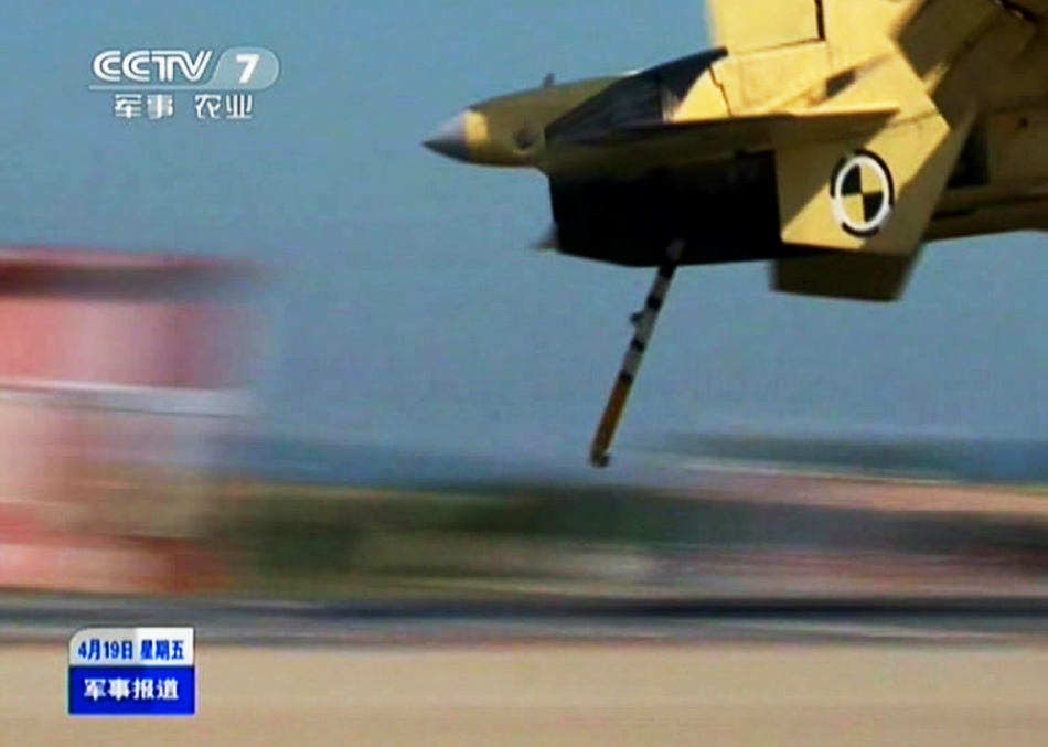 央視揭秘我艦載機(jī)訓(xùn)練基地 飛行員自拍曝光