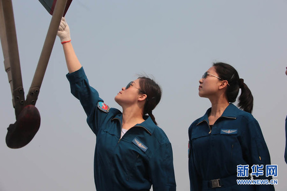 成空抗震姐妹花奮戰(zhàn)一線 曾是殲擊機(jī)飛行員