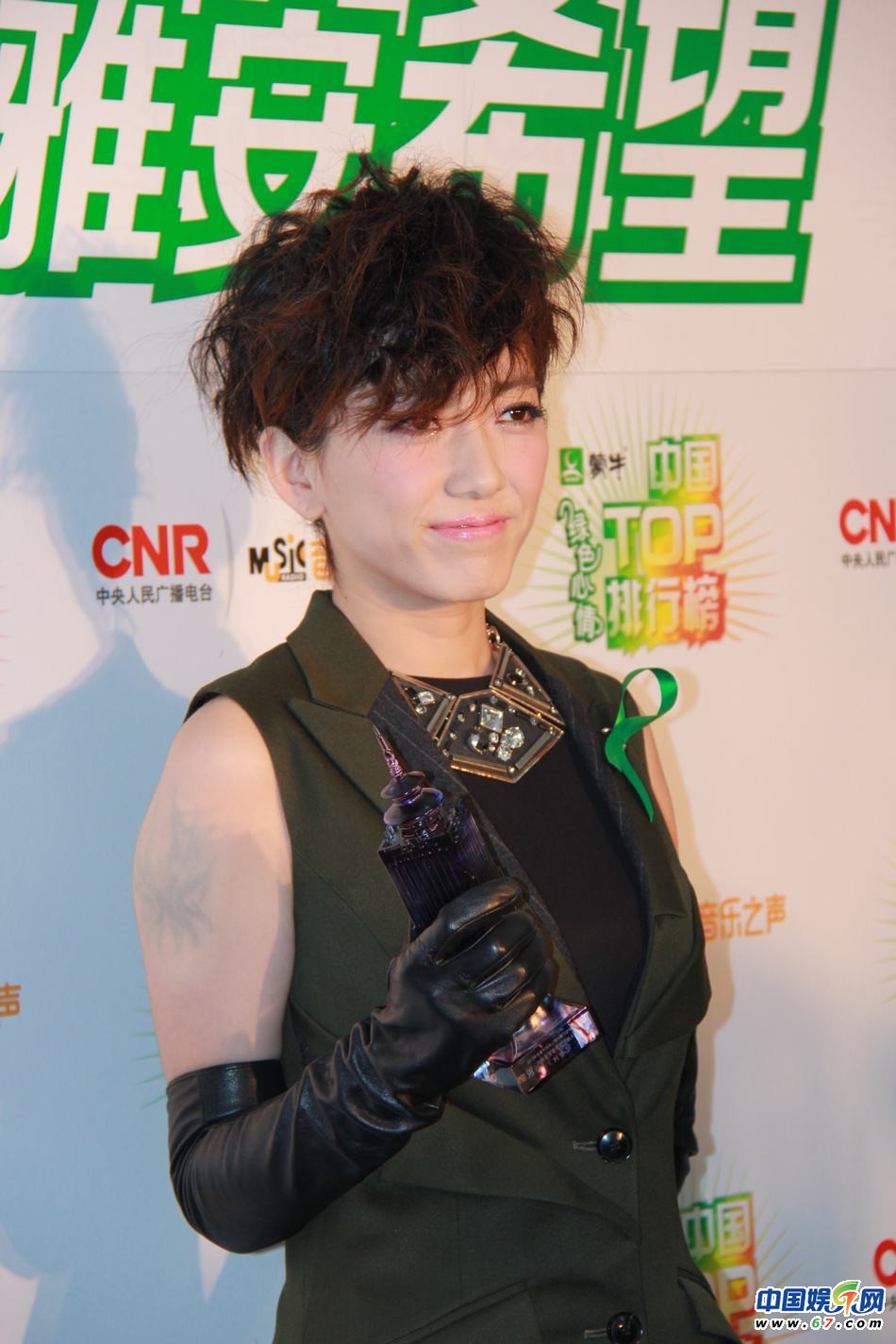 直擊中國TOP排行榜頒獎(jiǎng)晚會(huì) Ella低胸秀乳溝 劉忻現(xiàn)“蜘蛛”紋身