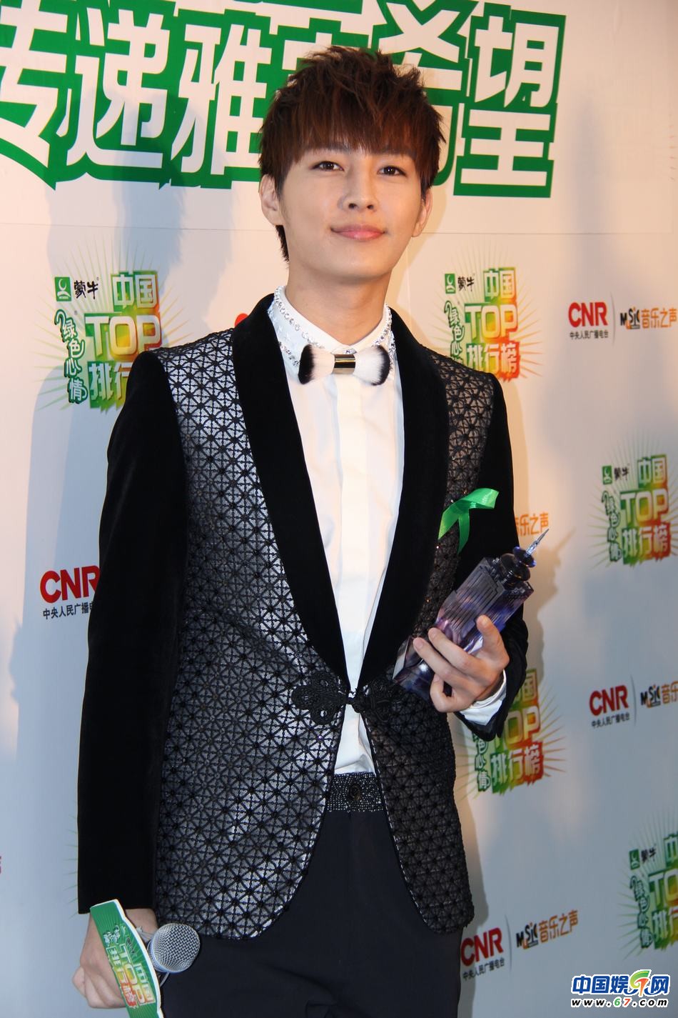 直擊中國TOP排行榜頒獎晚會 Ella低胸秀乳溝 劉忻現(xiàn)“蜘蛛”紋身