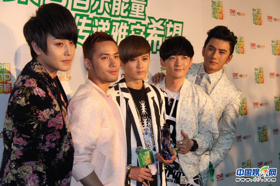 直擊中國TOP排行榜頒獎晚會 Ella低胸秀乳溝 劉忻現(xiàn)“蜘蛛”紋身