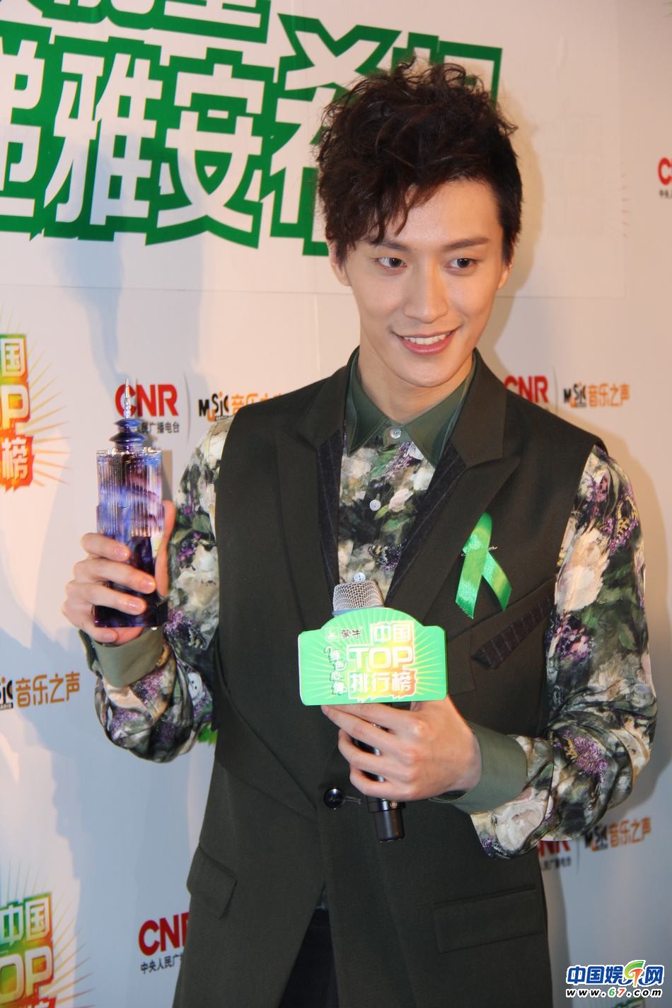 直擊中國TOP排行榜頒獎晚會 Ella低胸秀乳溝 劉忻現(xiàn)“蜘蛛”紋身