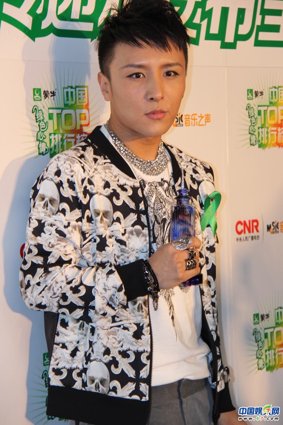 直擊中國(guó)TOP排行榜頒獎(jiǎng)晚會(huì) Ella低胸秀乳溝 劉忻現(xiàn)“蜘蛛”紋身