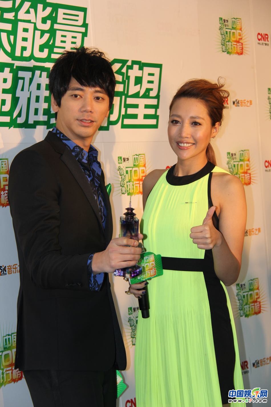 直擊中國TOP排行榜頒獎晚會 Ella低胸秀乳溝 劉忻現(xiàn)“蜘蛛”紋身