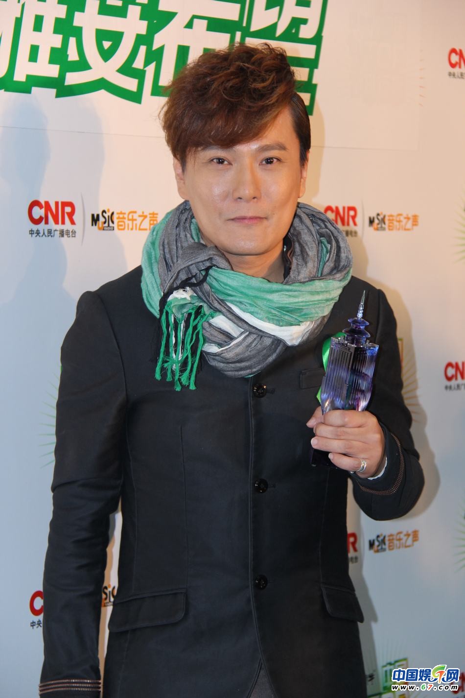 直擊中國(guó)TOP排行榜頒獎(jiǎng)晚會(huì) Ella低胸秀乳溝 劉忻現(xiàn)“蜘蛛”紋身