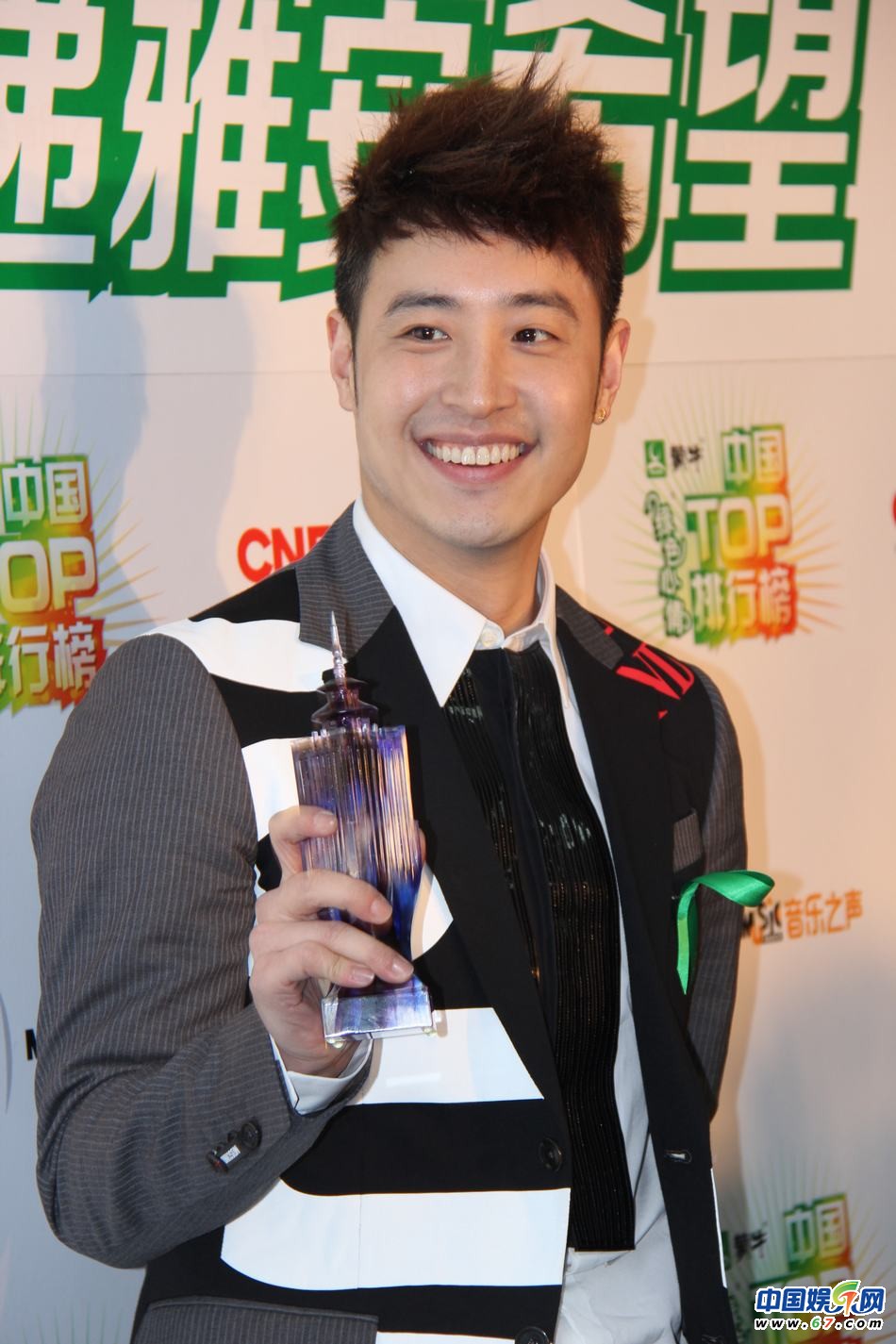 直擊中國(guó)TOP排行榜頒獎(jiǎng)晚會(huì) Ella低胸秀乳溝 劉忻現(xiàn)“蜘蛛”紋身