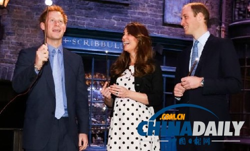 威廉接受育兒“突擊訓(xùn)練” 讀軍事化指南學(xué)當奶爸