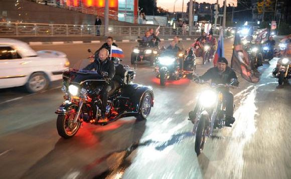 全能普京:上天下海還賣萌 克格勃時代善用“燕子”